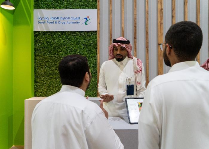 "الغذاء والدواء" تستعرض أدوارها الرقابية على المنشآت والمنتجات الخاضعة لإشرافها في معرض اللومي الحساوي