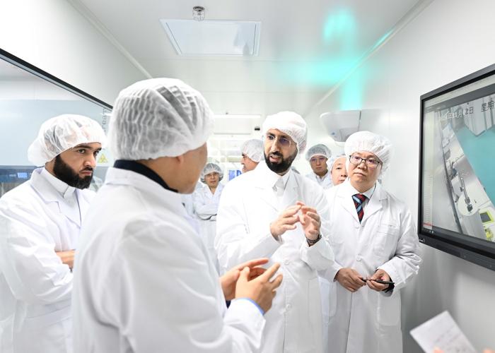 رئيس "هيئة الغذاء والدواء" يطّلع على تقنيات تصنيع الأدوية الحيوية والجينية في تيانجين الصينية