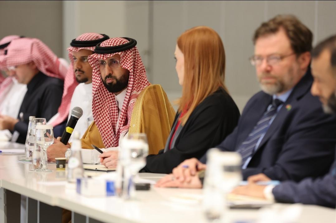  معالي الرئيس التنفيذي للهيئة العامة للغذاء والدواء، الأستاذ الدكتور هشام بن سعد الجضعي، بالرياض، مع وفد يضم نحو 40 ممثلًا عن شركات طبية أمريكية، فرص الاستثمار في القطاع الصحي بالمملكة.   واستعرض معاليه أهم مجالات الاستثمار المتاحة في القطاع الصحي بالمملكة، مشددًا على التزام الهيئة بتطوير البيئة الاستثمارية، وتمكين الشركات المتخصصة في المجال الطبي من النمو والتوسع، إلى جانب استعراض الأنظمة والتشريعات التنظيمية المعمول بها في المملكة، وآليات دعم الاستثمار في القطاع الصحي.   ويأتي هذا اللقاء في إطار جهود الهي